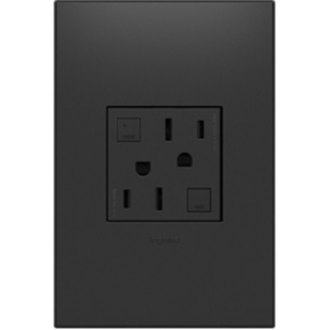 Tamper-resistant 20A Self-Test Outlet